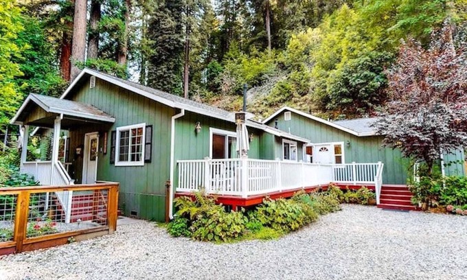 Rio Nido House | Tranquil 5BR | Hot Tub | Fireplace | Deck