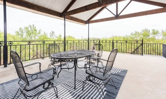 San Antonio House | Tranquil Country Escape - Pet Friendly, King Bed