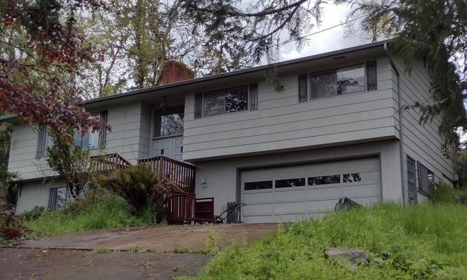 Eugene House | Tranquil Cozy Retreat for Fall Stays in Eugenen