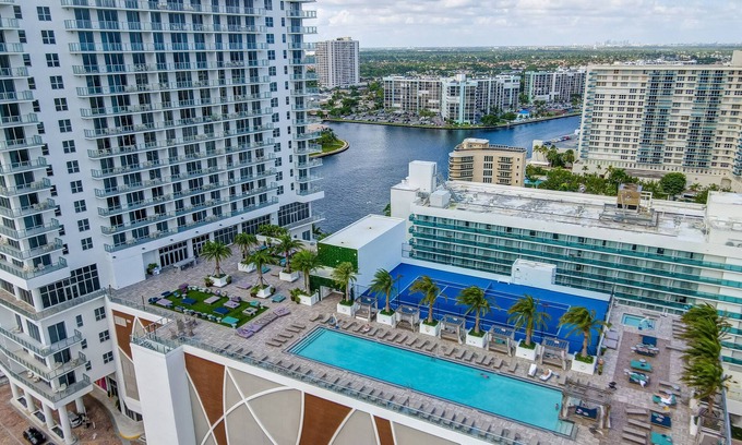 Hollywood South Central Beach Condo | Tranquil Haven: Spacious 3BR/2.5BA Condo Retreat