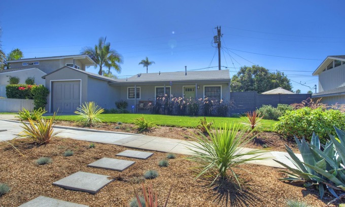 Townsite House | Tranquil Hip Indoor/Oudoor Living. Just Blocks from Sand.