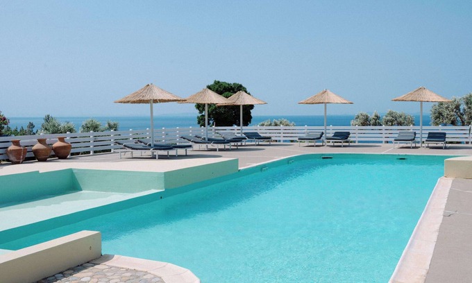 Ormos Koumeikon Apartment | Tranquil Island Studio with Pool Access and Relaxing Vibes