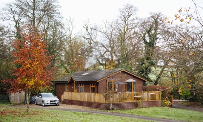Narberth Ski Chalet | Tranquil Lakeview Lodge near Narberth’s Charm