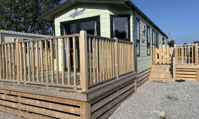 Wesham Cabin | Tranquil Lodge, 2 Bed, Sleeps 4, Free Parking