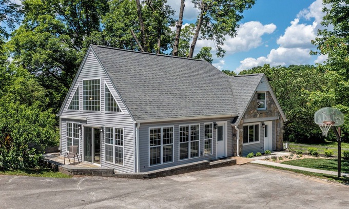 Maryville House | Tranquil Mountain Escape: Luxurious 2 Bedroom 2 Bath Cottage on 9 Acres