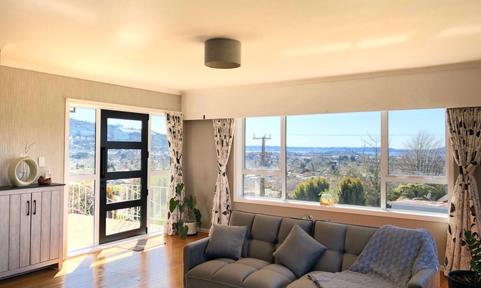 Rotorua House | Tranquil mountain peak