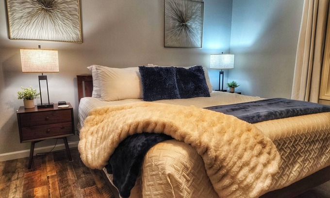 Forest House | Tranquil Retreat-10 Min LU-King Bed-Firepit/Patio-Playset