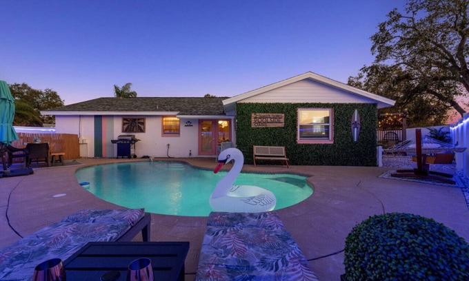 Largo House | Tranquil Tropics| Heated Pool, Games, 10 to Beach