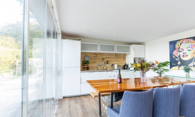 Cardigan Apartment | Tranquility for 2 on the banks of the River Teifi.