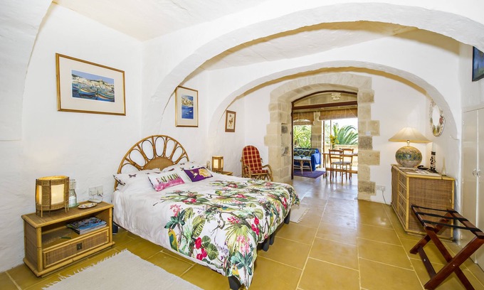Ta' Għammar Villa | Tranquillity Suite in an amazing 400-year-old self-catering farmhouse with pool