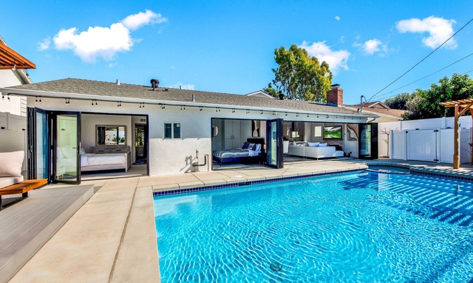 Huntington Beach House | Transports you to a world of privacy your entertainment and relaxation begin.