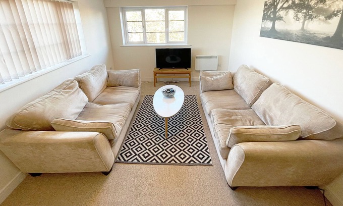 Rushmoor District Apartment | Travaal.©om – 2 Bedroom Apartment – Farnborough