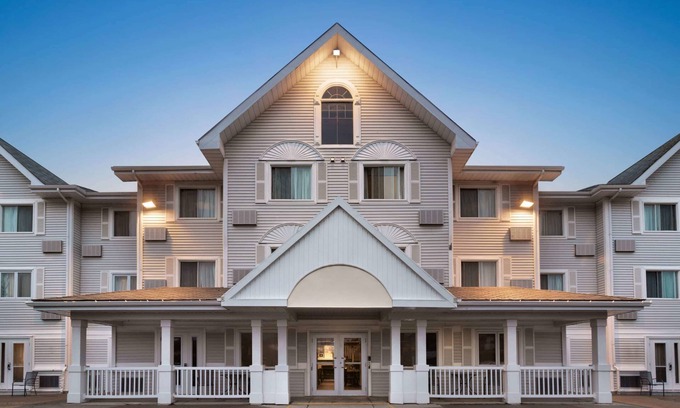 Moncton Hotel | Travelodge Suites by Wyndham Moncton