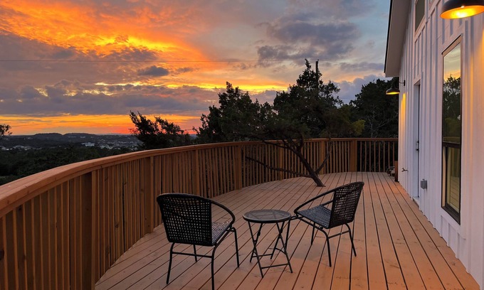 Lakeway House | Travis Treehouse, Private Couples Getaway