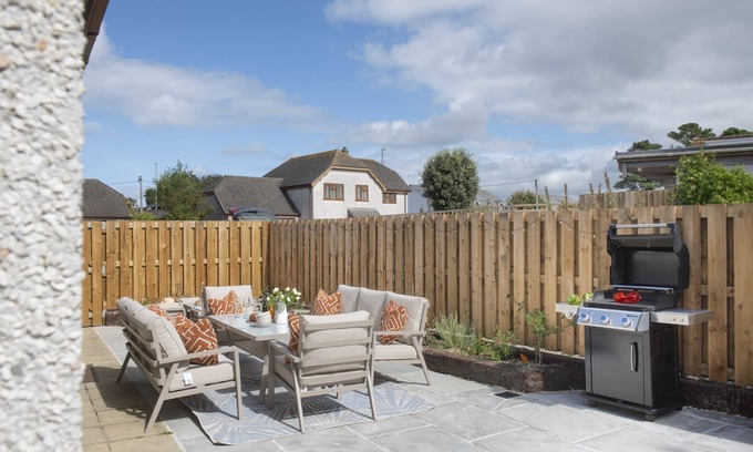 Goonhavern House | Tre Lowen - sleeps 8 guests in 4 bedrooms