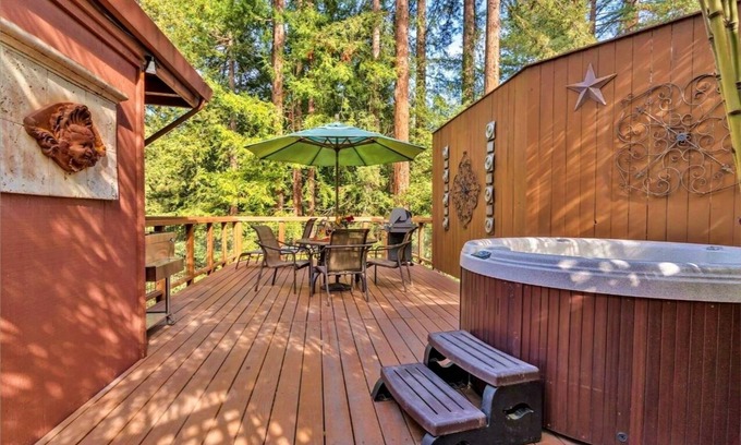 Guerneville House | Tree Fort:FUN Treetop Cabin Perfection! Outdoor TV! EV Charger!HtTb,Decks,Pup