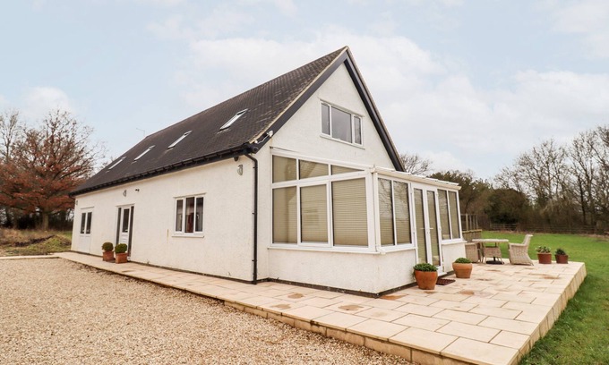 Stonesfield Cottage | TREE TOPS, family friendly, with hot tub in East End