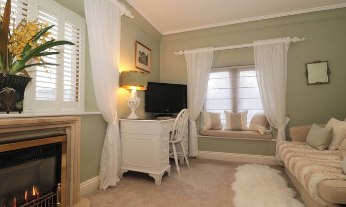 Broadway Cottage | TREE TOPS, pet friendly, character holiday cottage in Broadway