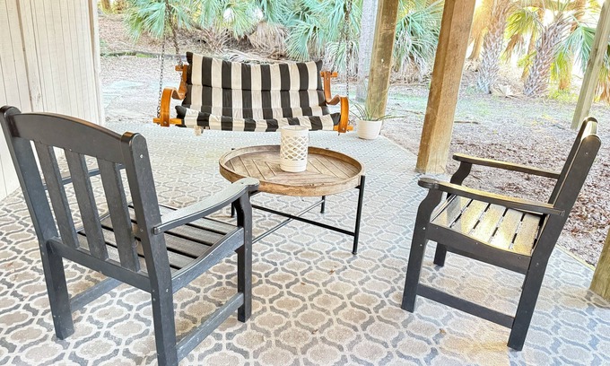 Edisto Island House | Treehouse Cottage - 3 Minute Beach Walk! ~ 3BR/2BA - Privacy Among Historic Oaks