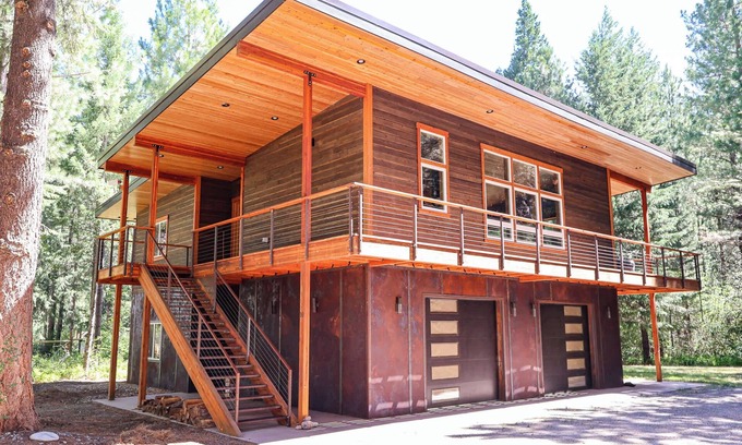 Mazama Cabin | Treehouse - modern cabin near Mazama