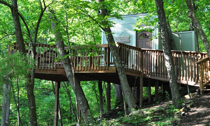 Lenexa Cabin | Treehouse with deck