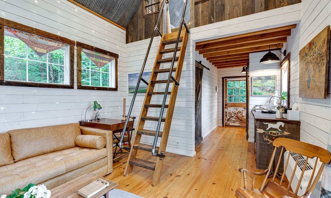 Chattanooga Cabin | Treetop Hideaways: The Redbud Treehouse