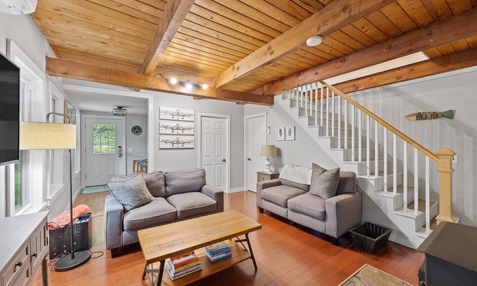 Newbury Ski Chalet | TreeTop House- A Hillside Retreat -Chalk Pond