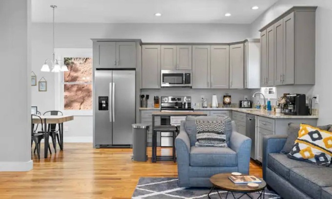 Asheville House | Treetop Lodge! Great Mountain Views| HOT TUB! 3 KING beds!