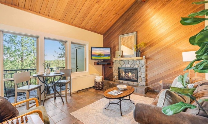Bend Apartment | Treetop Retreat @ 7th Mountain (2bd/2bt +resort amenities)