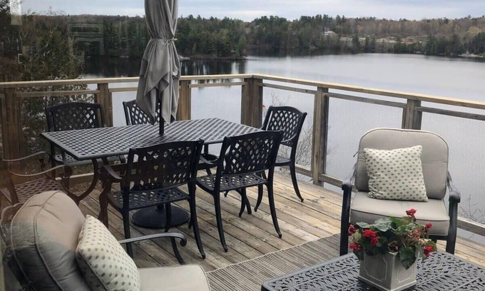 Seguin Cottage | Treetop Tranquility on Silver Lake