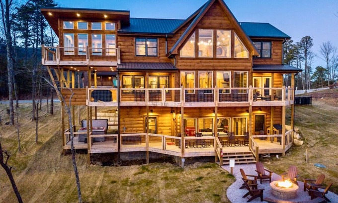 Gatlinburg - Pigeon Forge Cabin | Treetop Treasure: Built '20, Fire Pit, GameRm, Bball, Swings, A+ Views, Yard, EV
