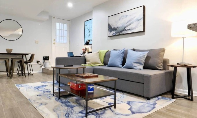 Bloomingdale Apartment | Trendy Apt in Bloomingdale - Parking
