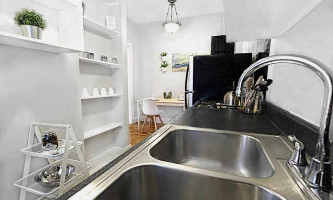 Lower Greenville Apartment | Trendy City Flat + Arboretum Tickets Included