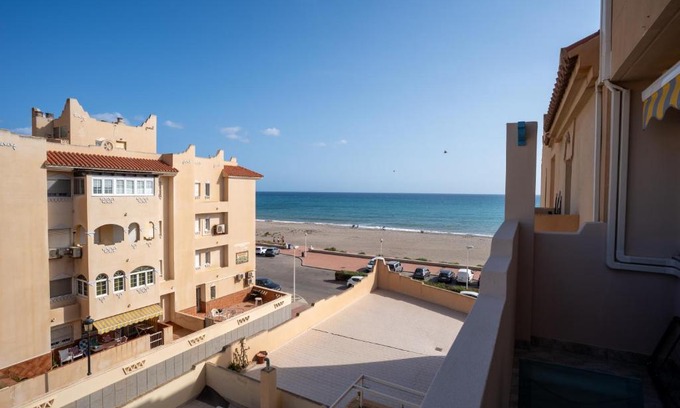Retamar Apartment | TrendyHomes Retamar - Vistas al mar, playa a 1 min, golf