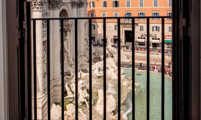 Rione II Trevi Apartment | Trevi Slideshow Apartment by the Trevi Fountain