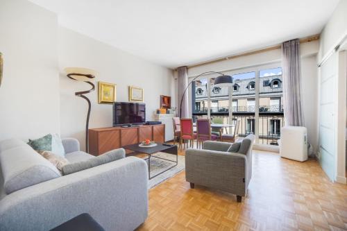 Champs-Elysees Apartment | Triangle d or Champs Elysées