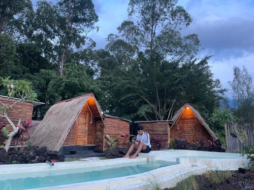 Toya Bungkah House | Triangular house and hot spring