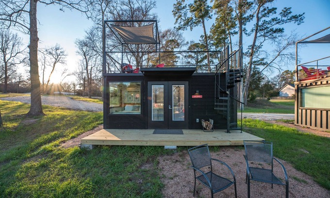 Willis Resort | Trifecta is 2 mins to Lake Conroe! Heated Pool, Stocked Ponds, Cute Pygmy Goats