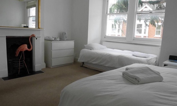 Kew Apartment | Triple Room Ensuite @ Kew Rooms