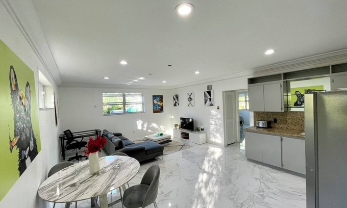 Downtown Hollywood Apartment | Tropical 1BR w/Pool, Hot Tub & Parking – Walk to Hollywood Beach