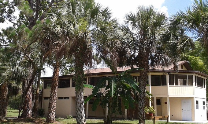 Sarasota House | TROPICAL 2 BEDROOM "TREE HOUSE" UNIT "A" ON EQUINE RANCH