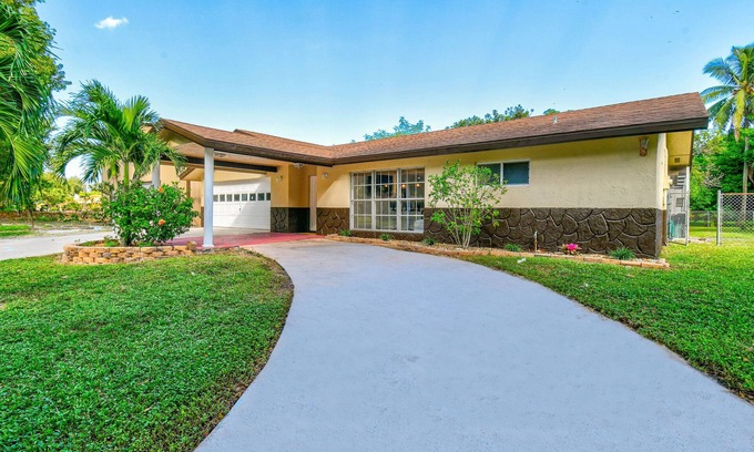 Echo Lake House | Tropical Beach & Lakefront Home w/Pool