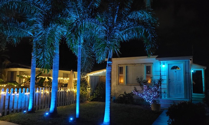 Mango Groves House | Tropical Get-A-Way in charming and serene Lake Worth Beach!