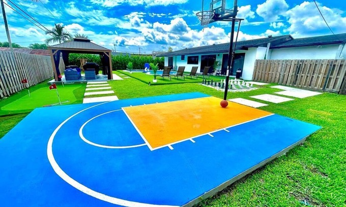 West Perrine House | Tropical Miami/Heated pool/Basketball Court/Pin Pong Table/Patio Chess/Mini Golf
