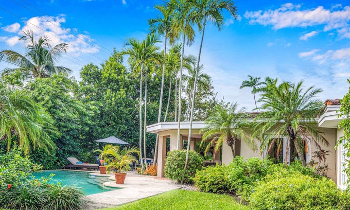 Harbor Beach House | Tropical Oasis | Beach Proximity | Heated Pool | Quiet Neighborhood | Lake Key | H0MES
