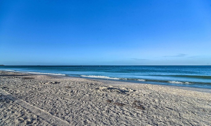 Pass-a-Grille Historic District Apartment | Tropical Pass-a-grille Gem w/Direct Beach Access!