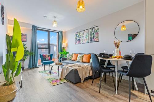 Bordesley Apartment | Tropical Suite - 2 Bed 2 Bath City Centre Netflix Games - Exclusive Weekly and Monthly DEALS - Raozee Homes