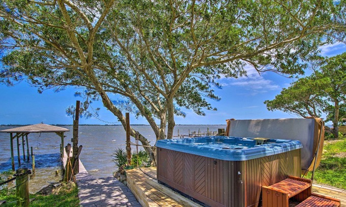 Tropic Villa | Tropical Villa: Screened Porch & Water View!