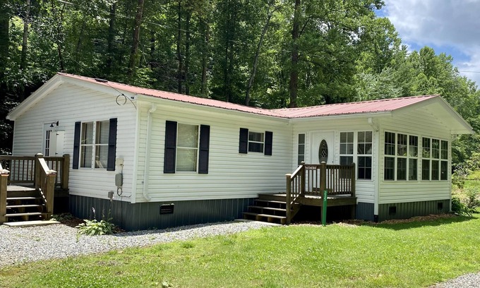 Blairsville House | Trout Creek Bend- CREEK FRONT - 1 mile from Vogel State Park
