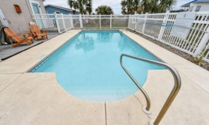 East End House | TROUT Steps to beach. Lovely two bedroom with screened porch and pool.